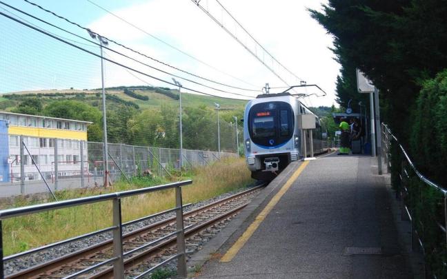 Tren de Euskotren llegando a la estación de San Pelaio / AINARA LOZANO Tren de Euskotren llegando a la estación de San Pelaio / AINARA LOZANO