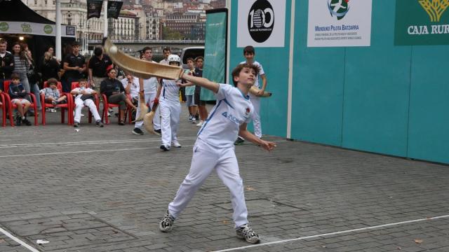 Unos puntistas juegan en el Pilota Eguna de Bilbao.