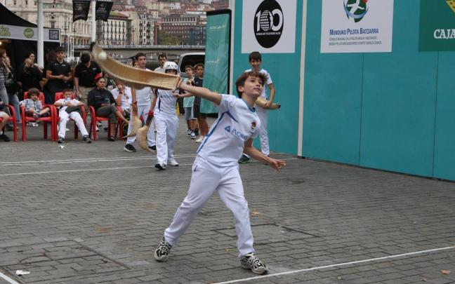 Unos puntistas juegan en el Pilota Eguna de Bilbao.