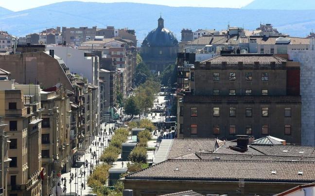Vista de la Avenida Carlos III, la arteria comercial de Pamplona Vista de la Avenida Carlos III, la arteria comercial de Pamplona