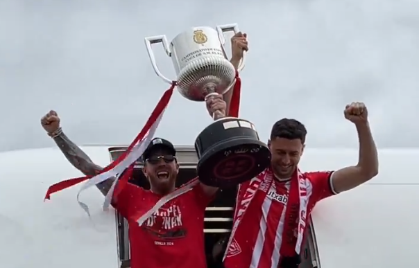 Muniain y De Marcos alzan el trofeo de Copa tras aterrizar en Bilbao. X: @ATHLETICCLUB