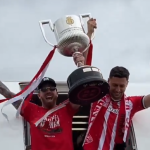 Muniain y De Marcos alzan el trofeo de Copa tras aterrizar en Bilbao. X: @ATHLETICCLUB