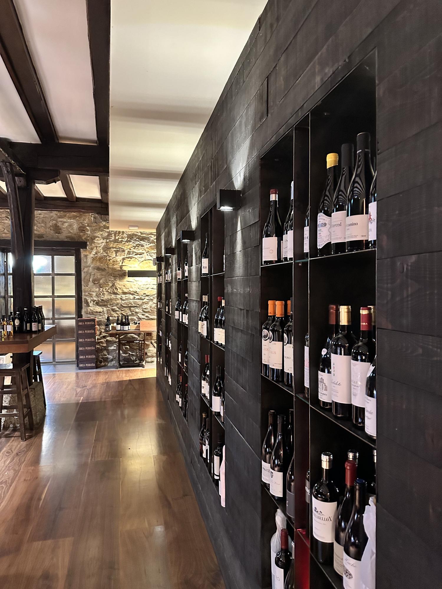 La vinoteca, junto al comedor del Arteaga.