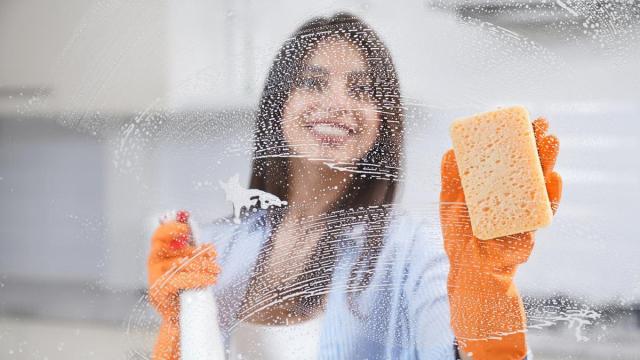 El truco para que las ventanas queden relucientes consiste en utilizar un producto que todo el mundo tiene en casa.