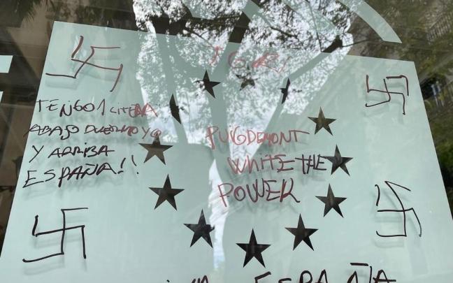 Las pintadas realizadas en el cristal de la oficina.