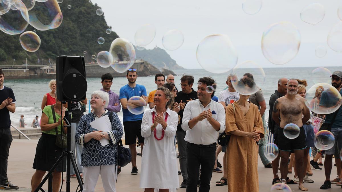 La consejera de Salud, Gotzone Sagardui, en el acto de concienciación frente al tabaquismo que se ha celebrado este domingo en Zarautz.