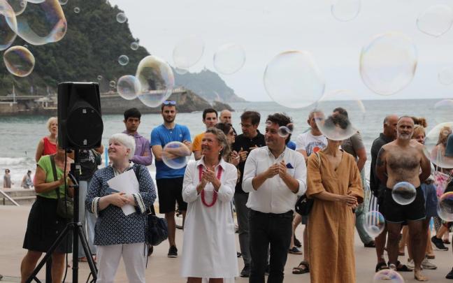 La consejera de Salud, Gotzone Sagardui, en el acto de concienciación frente al tabaquismo que se ha celebrado este domingo en Zarautz. La consejera de Salud, Gotzone Sagardui, en el acto de concienciación frente al tabaquismo que se ha celebrado este domingo en Zarautz.