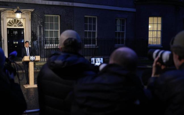 Rishi Sunal comparece ante los medios a las puertas de Downing Street. / EFE Rishi Sunal comparece ante los medios a las puertas de Downing Street.