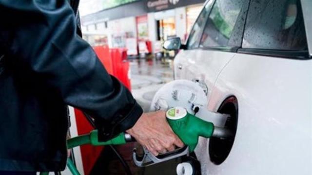 Una mujer pone gasolina a su vehículo en una gasolinera, en una imagen de archivo.