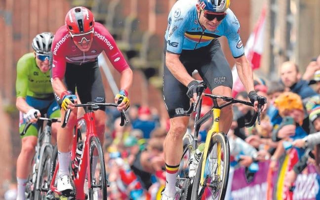 Wout Van Aert, con el casco decorado con el anagrama de Red Bull, durante la pasada edición de los Mundiales. | FOTO: SPRINT CYCLING Wout Van Aert, con el casco decorado con el anagrama de Red Bull, durante la pasada edición de los Mundiales. | FOTO: SPRINT CYCLING