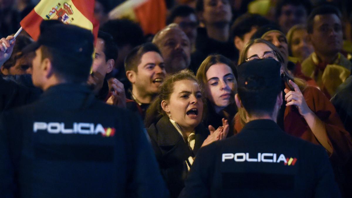 Decenas de personas durante una manifestación contra la amnistía frente a la sede del PSOE en Ferraz