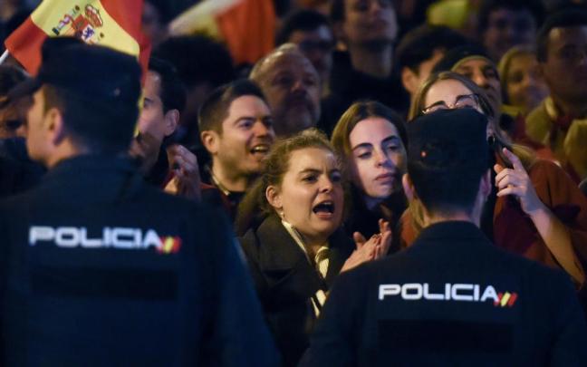 Decenas de personas durante una manifestación contra la amnistía frente a la sede del PSOE en Ferraz