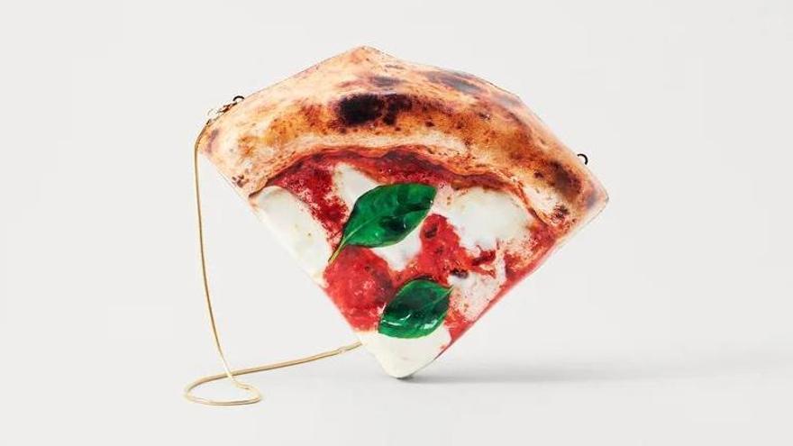 Bolso con forma de ración de pizza.