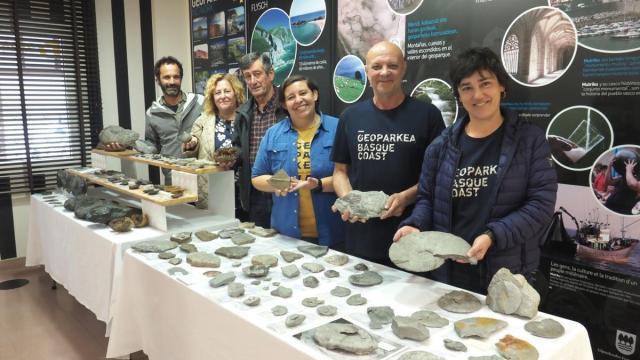 Iñaki Rementeria, flanqueado por representantes del Geoparque, el Ayuntamiento de Deba y el equipo evaluador de la Unesco.