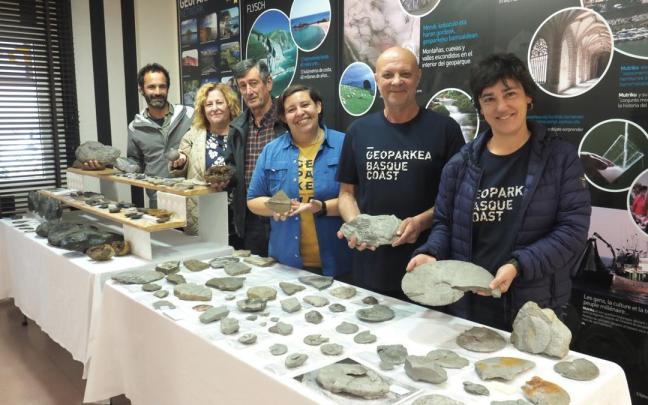 Iñaki Rementeria, flanqueado por representantes del Geoparque, el Ayuntamiento de Deba y el equipo evaluador de la Unesco.