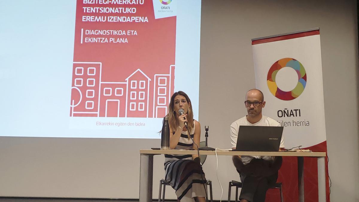 La alcaldesa y el edil Iñigo Ruiz en la charla que ofrecieron para hablar de los programas de alquiler de viviendas.