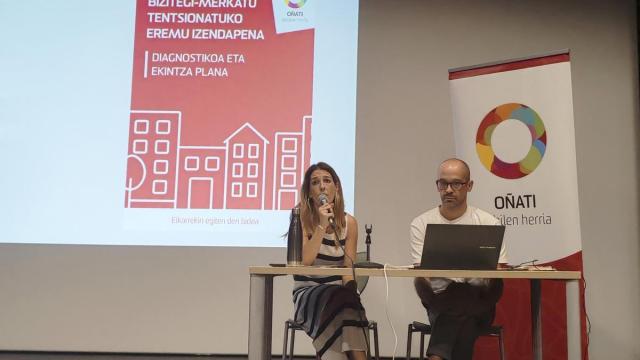 La alcaldesa y el edil Iñigo Ruiz en la charla que ofrecieron para hablar de los programas de alquiler de viviendas.