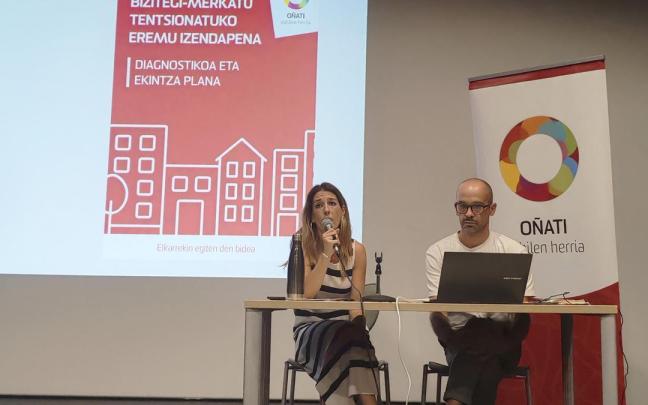 La alcaldesa y el edil Iñigo Ruiz en la charla que ofrecieron para hablar de los programas de alquiler de viviendas.
