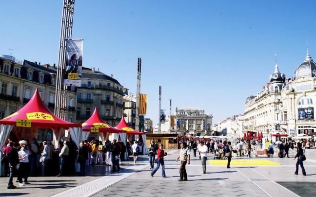 Varias carpas de Catalunya en Montpellier.