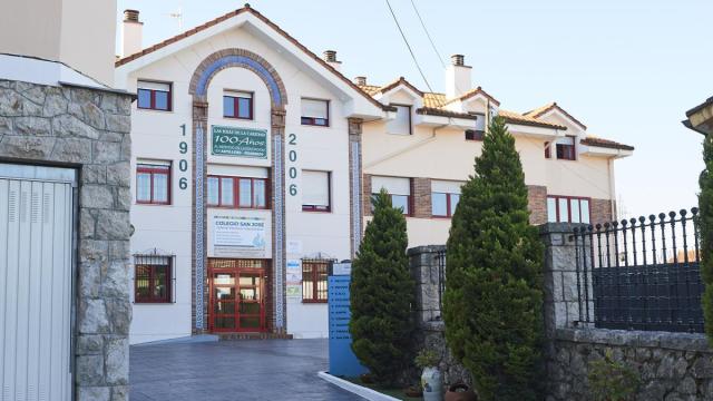 Entrada del colegio concertado San José de Astillero.