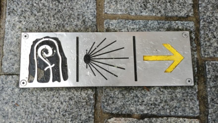 Imagen de la señalética del Camino de Santiago que se puede encontrar en Irun.