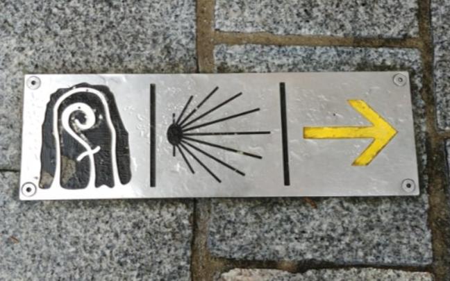 Imagen de la señalética del Camino de Santiago que se puede encontrar en Irun.