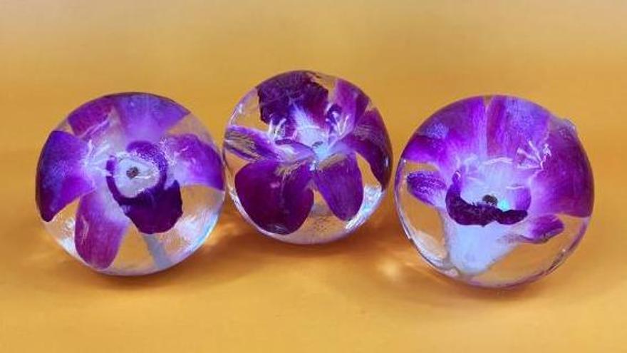 Esferas de hielo con orquídeas comestibles.