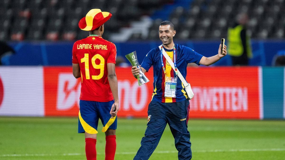 Lamine Yamal junto a su padre en la pasada Eurocopa.