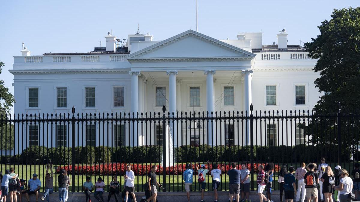 Un grupo de personas ante la Casa Blanca.