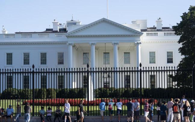 Un grupo de personas ante la Casa Blanca. Un grupo de personas ante la Casa Blanca.