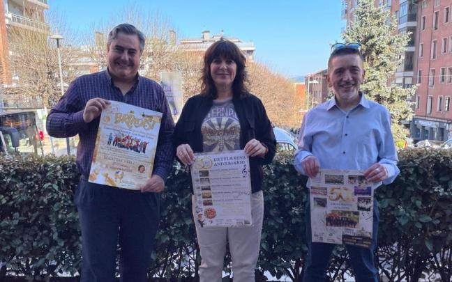 La concejala de Cultura de Basauri junto al director y el presidente de la Coral de Basauri en la presentación del BAT