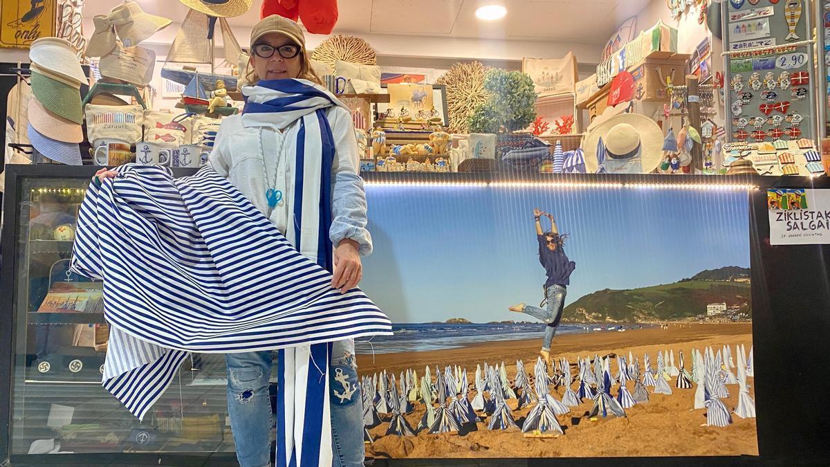 Maite Isasi, con las telas con las que hace los toldos, en su tienda de Zarautz