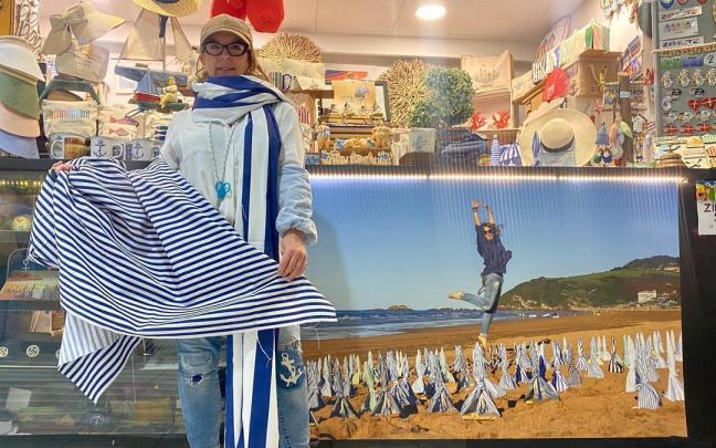 Maite Isasi, con las telas con las que hace los toldos, en su tienda de Zarautz