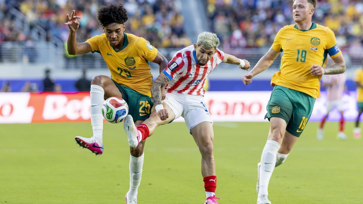 Enciso disputa un balón con Herrington.