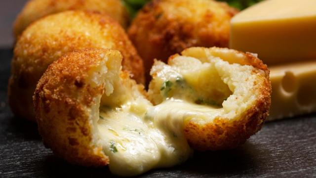 Una crujiente y cremosa croqueta de queso.