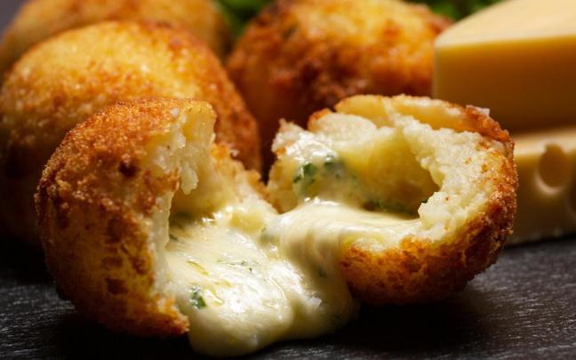 Una crujiente y cremosa croqueta de queso.