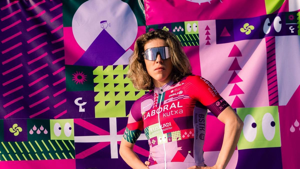Usoa Ostolaza posa con el maillot de 2026.