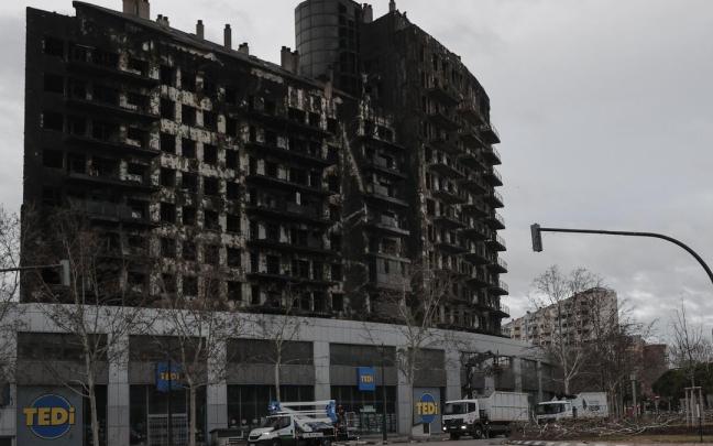 Estado en el que ha quedado el edificio incendiado de Valencia.