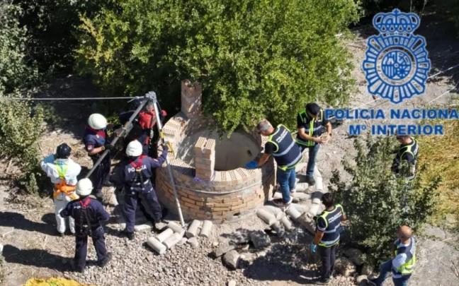Agentes de la Policía Nacional en el lugar del hallazgo. Agentes de la Policía Nacional en el lugar del hallazgo.