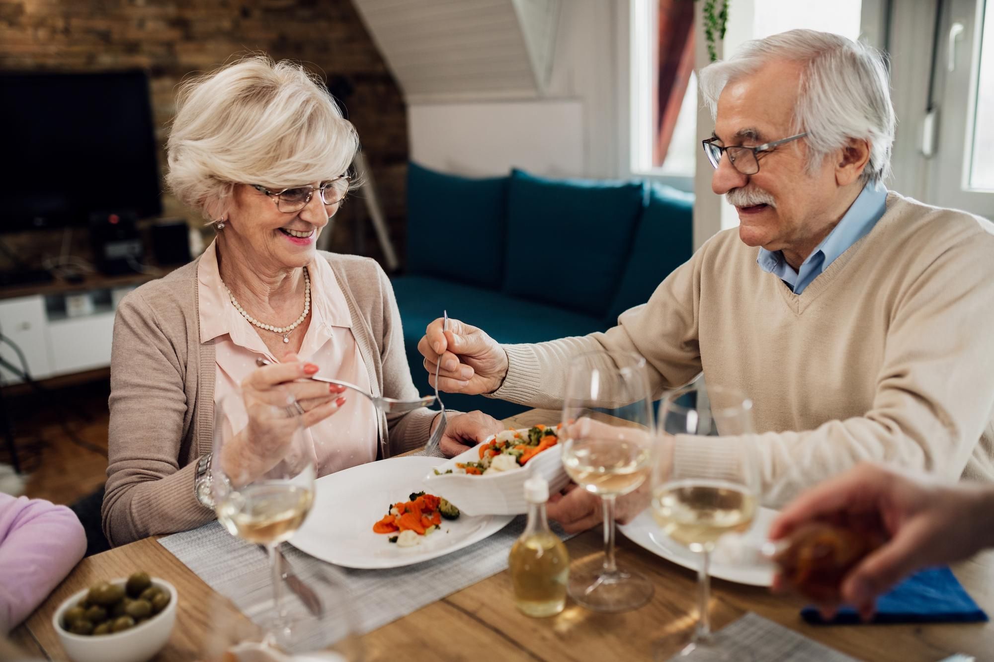 Una pareja mayor comparte la hora de la comida.