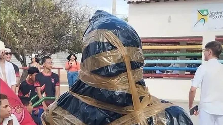 La estatua de Alves, cubierta por una bolsa