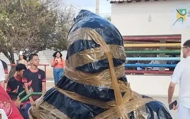 La estatua de Alves, cubierta por una bolsa / X La estatua de Alves, cubierta por una bolsa