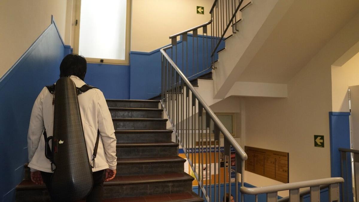 Un alumno sube por las escaleras del Conservatorio.