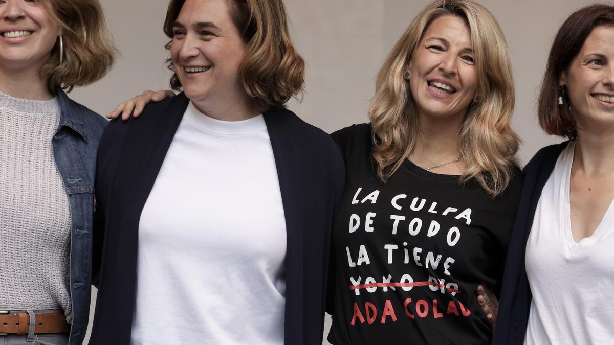 Yolanda Díaz visitó Barcelona en apoyo de Ada Colau, como reflejaba irónicamente su camiseta.