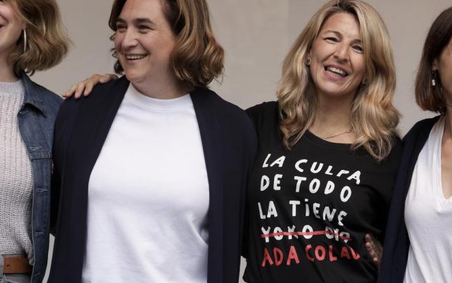 Yolanda Díaz visitó Barcelona en apoyo de Ada Colau, como reflejaba irónicamente su camiseta.