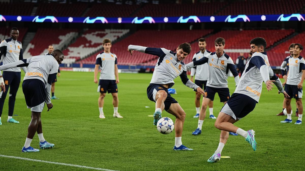 La plantilla txuri-urdin se ejercita, durante la tarde de ayer, en el estadio Da Luz de Lisboa. / EFE/OSCAR ALONSO ALGOTE