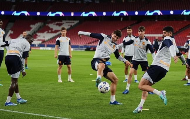 La plantilla txuri-urdin se ejercita, durante la tarde de ayer, en el estadio Da Luz de Lisboa. / EFE/OSCAR ALONSO ALGOTE