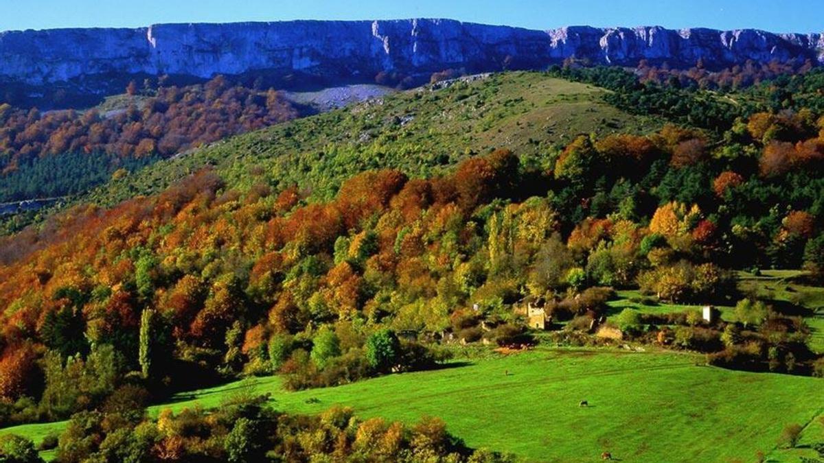 El monolito del Monte Lerón y el túmulo de San Lorenzo se encuentran en el Parque Natural de Valderejo