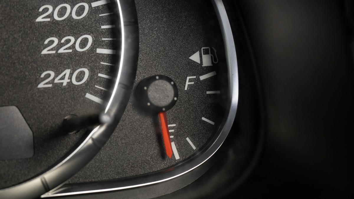 Triángulo junto al indicador del nivel de combustible en el cuadro de mandos de un coche.