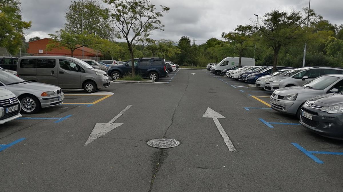 Foto del aparcamiento cercano a la plaza Verónica Urkiola Lekuona, en el barrio Mendelu de Hondarribia.